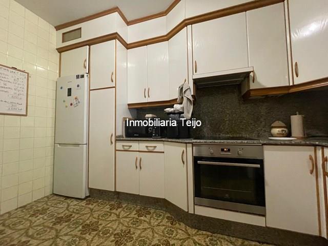 SE VENDE PISO DE 3 DORMITORIOS, TERRAZA EXTERIOR Y DOS TRASTEROS EN EL CENTRO - Ferrol